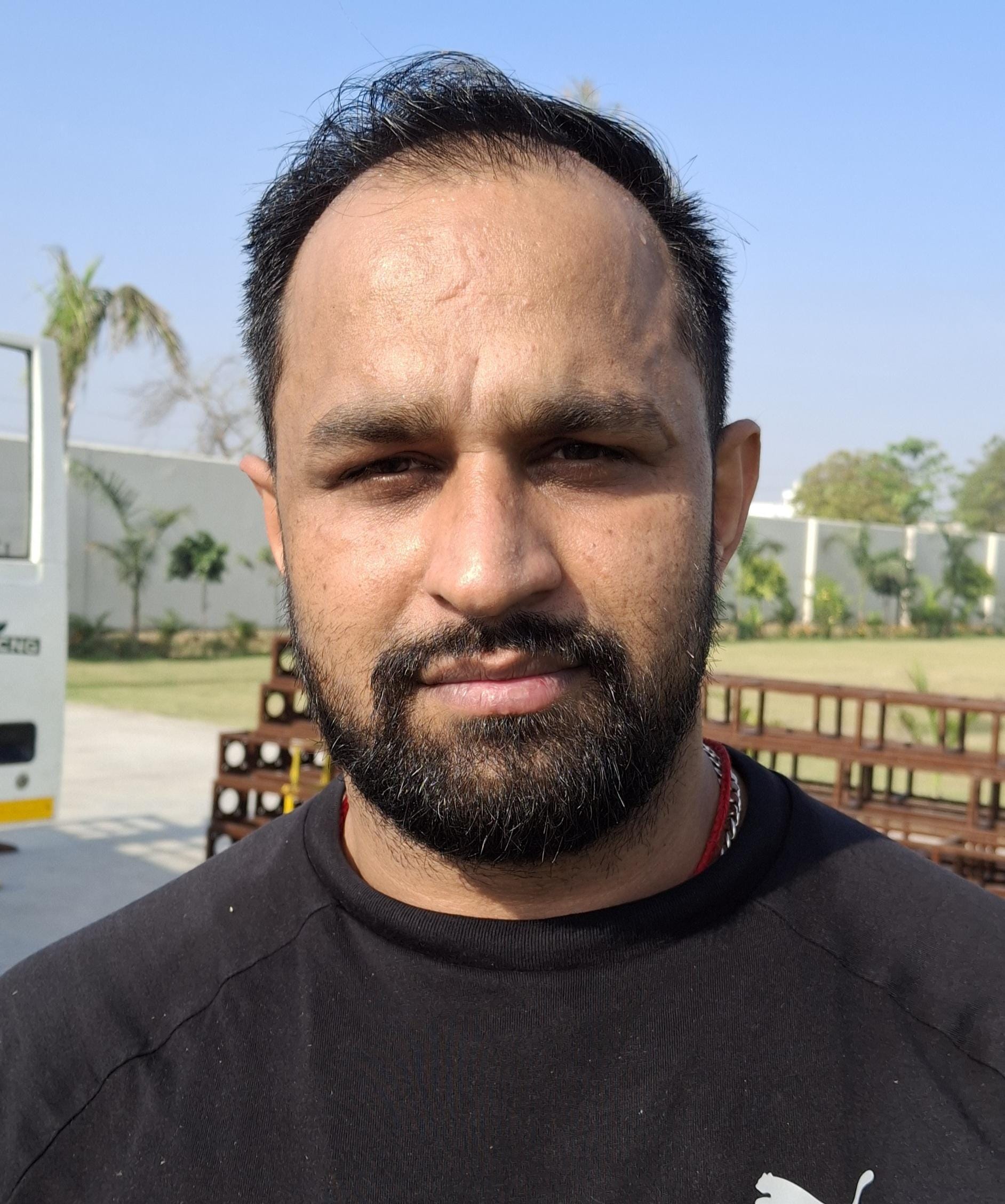 -फोटो 54 : शहर में एक दुकान से स्कूल ड्रेस खरीदते अभिभावक। संवाद -फोटो 54 : शहर में एक दुकान से स्कूल ड्रेस खरीदते अभिभावक। संवाद