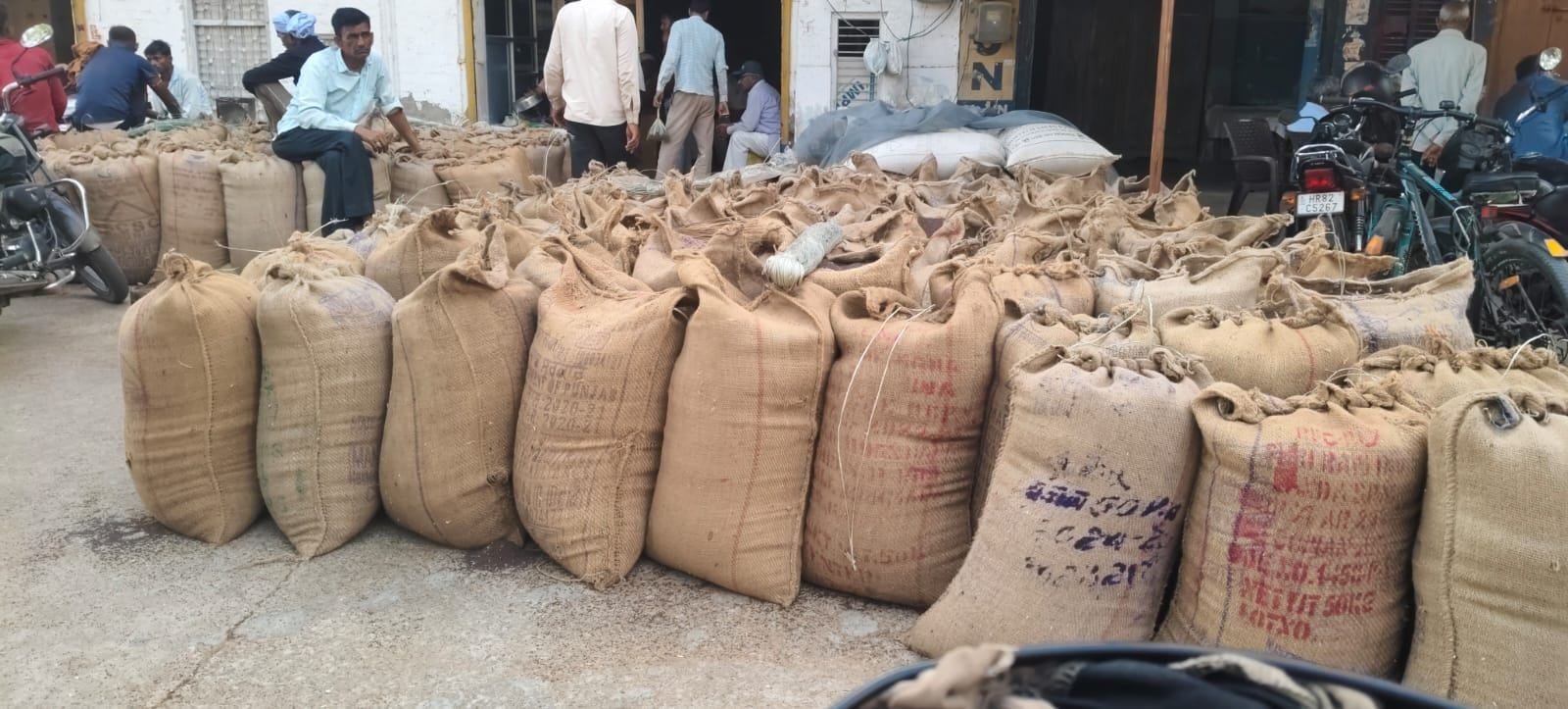 फोटाे संख्या:72- अनाज मंडी मेंं किसानों के लिए शुरू किया गया पूछताछ केंद्र--संवाद