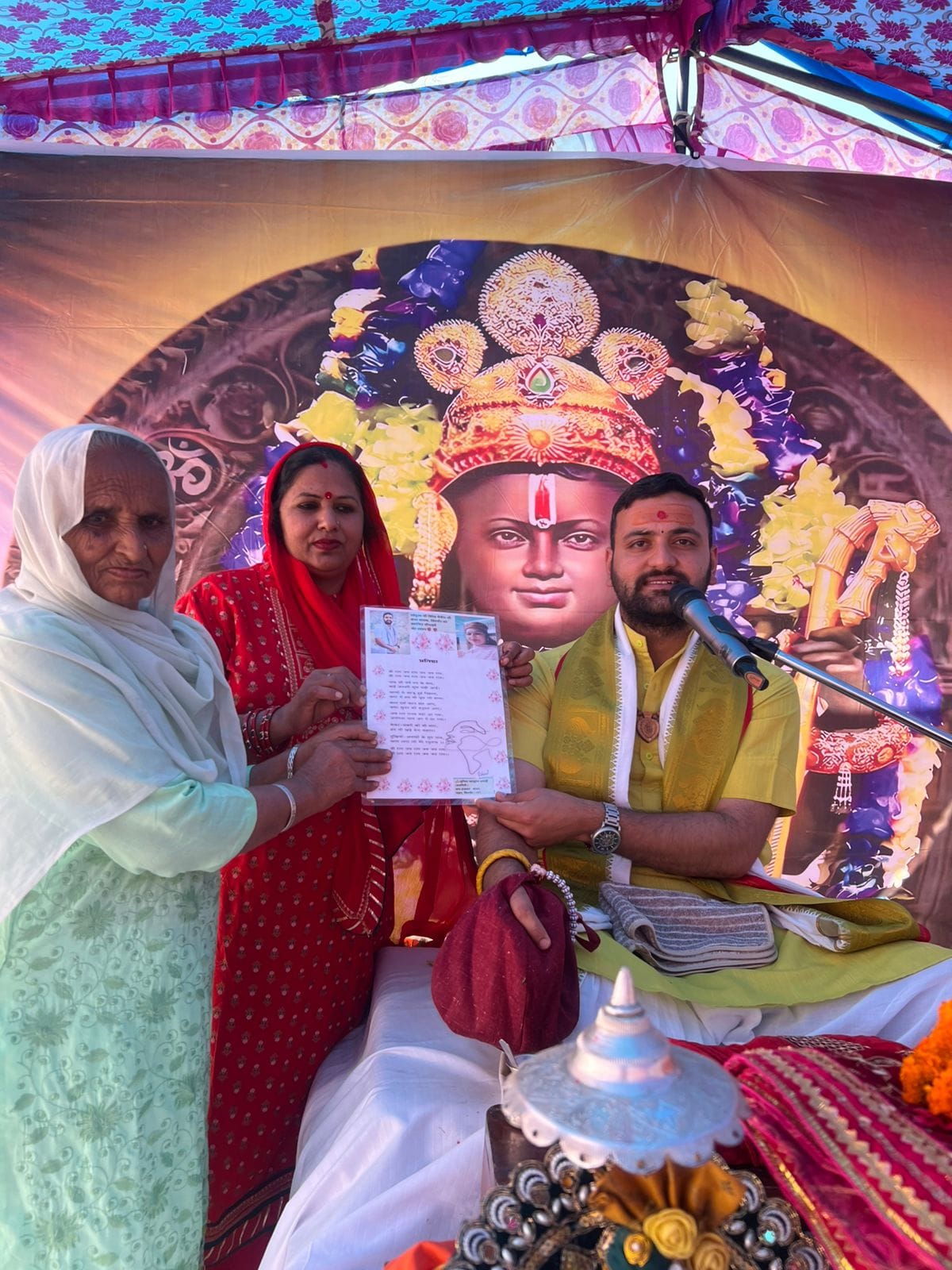 गाड्डा भूड्डी गांव में रामकथा के दौरान कथा व्यास को चौपाइयां भेंट करती सुनीता भारद्वाज। संवाद