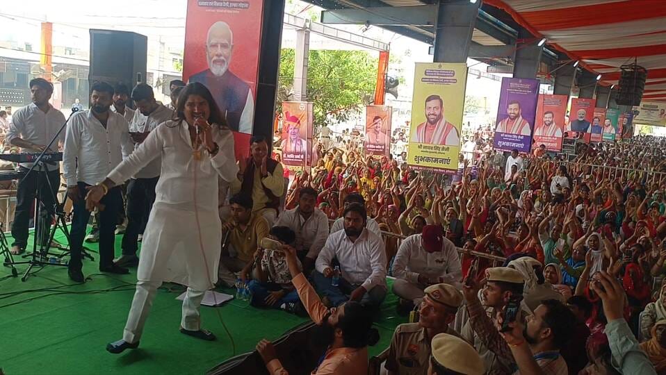 गोहाना में रैली से पूर्व योजनाओं का शिलान्यास करते मुख्यमंत्री नायब सिंह सैनी। स्रोत : प्रशासन गोहाना में रैली से पूर्व योजनाओं का शिलान्यास करते मुख्यमंत्री नायब सिंह सैनी। स्रोत : प्रशासन