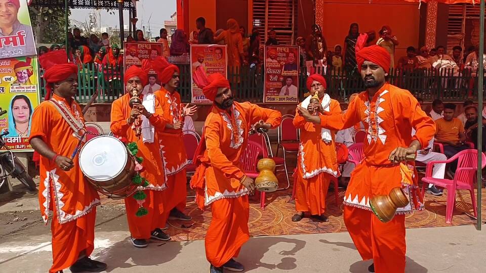 गोहाना में रैली से पूर्व योजनाओं का शिलान्यास करते मुख्यमंत्री नायब सिंह सैनी। स्रोत : प्रशासन गोहाना में रैली से पूर्व योजनाओं का शिलान्यास करते मुख्यमंत्री नायब सिंह सैनी। स्रोत : प्रशासन