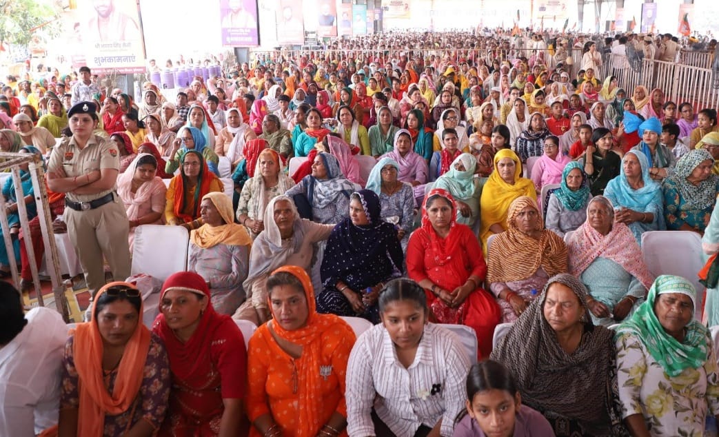 गोहाना में रैली से पूर्व योजनाओं का शिलान्यास करते मुख्यमंत्री नायब सिंह सैनी। स्रोत : प्रशासन गोहाना में रैली से पूर्व योजनाओं का शिलान्यास करते मुख्यमंत्री नायब सिंह सैनी। स्रोत : प्रशासन