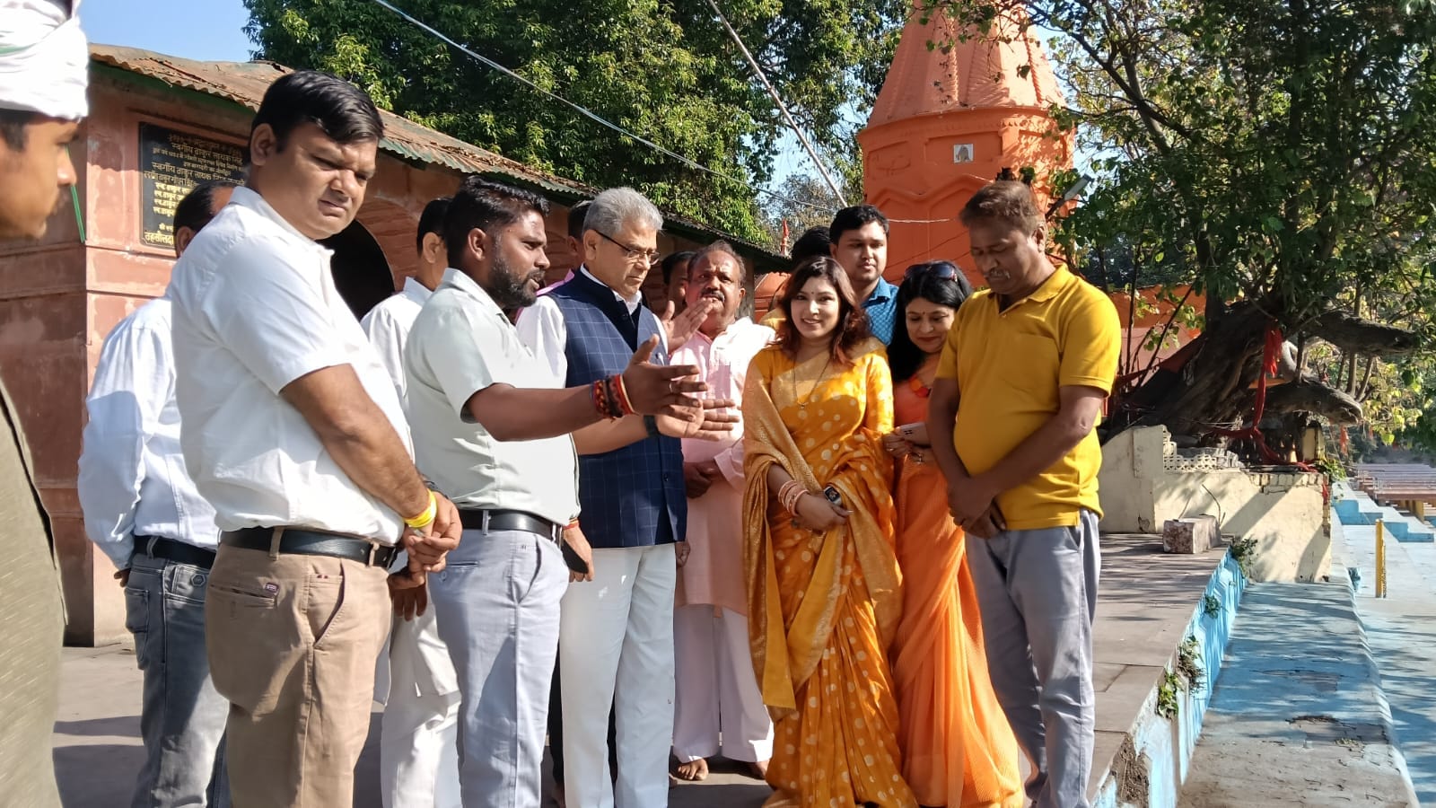 गोमती उद्गम स्थल की झील की सफाई करते संस्था के लोग स्रोत स्वयं गोमती उद्गम स्थल की झील की सफाई करते संस्था के लोग स्रोत स्वयं