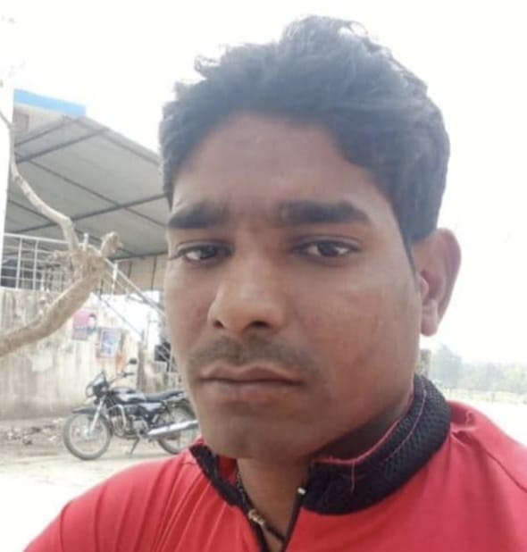 हादसे में मृत मोनू चौहान का फाइल फोटो और सीएचसी करनैलगंज में बिलखते परिजन। संवाद हादसे में मृत मोनू चौहान का फाइल फोटो और सीएचसी करनैलगंज में बिलखते परिजन। संवाद