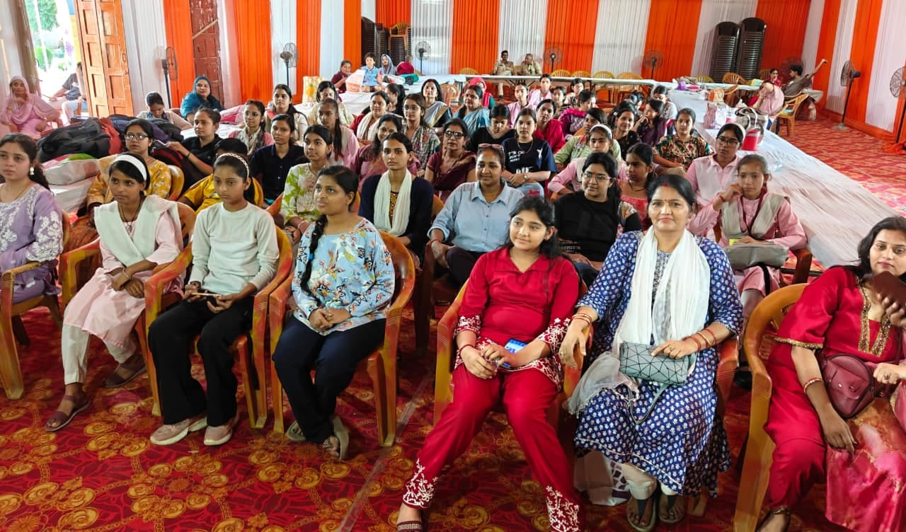 जिला प्रदर्शनी के बैरन हॉल में सलाद एवं व्यंजन प्रतियोगिता के दौरान मंचासीन अतिथि व आयोजक। संव जिला प्रदर्शनी के बैरन हॉल में सलाद एवं व्यंजन प्रतियोगिता के दौरान मंचासीन अतिथि व आयोजक। संव