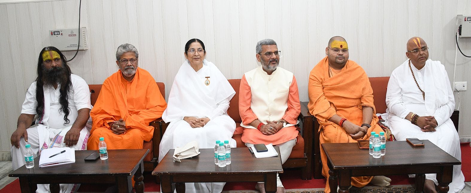 कबीर शांति मिशन में शनिवार को लखनऊ ज्ञान धारा संस्थान की ओर से धर्म अध्यात्म पर चर्चा हुई। कबीर शांति मिशन में शनिवार को लखनऊ ज्ञान धारा संस्थान की ओर से धर्म अध्यात्म पर चर्चा हुई।