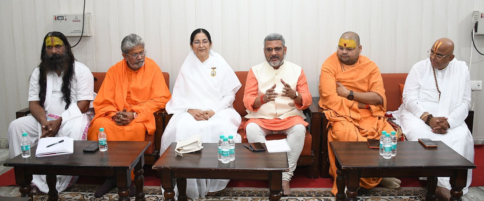 कबीर शांति मिशन में शनिवार को लखनऊ ज्ञान धारा संस्थान की ओर से धर्म अध्यात्म पर चर्चा हुई। कबीर शांति मिशन में शनिवार को लखनऊ ज्ञान धारा संस्थान की ओर से धर्म अध्यात्म पर चर्चा हुई।