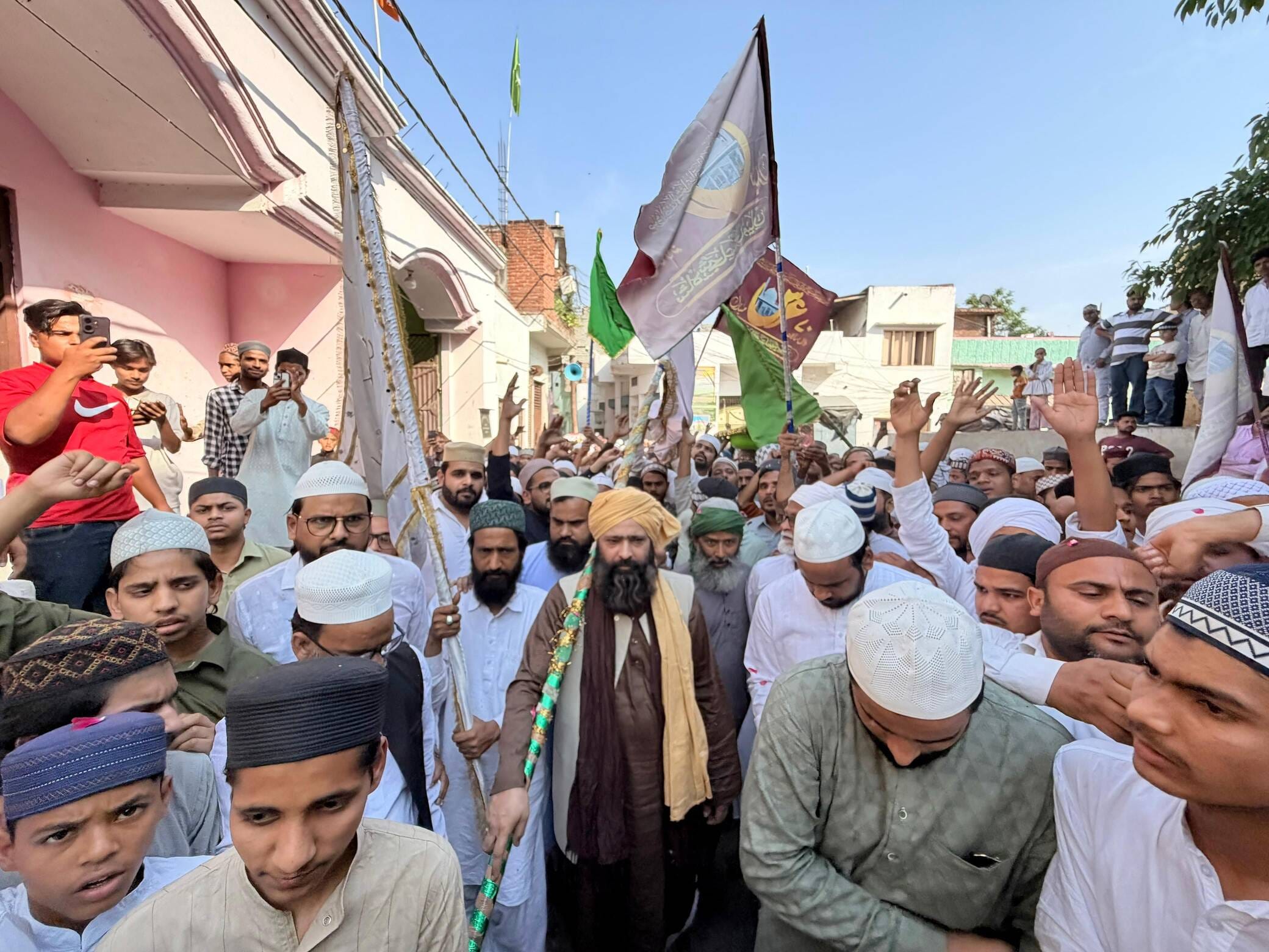 ककराला उर्स में पूर्व मंत्री आबिद रजा दुआ करते हुए। स्रोत स्वयं ककराला उर्स में पूर्व मंत्री आबिद रजा दुआ करते हुए। स्रोत स्वयं