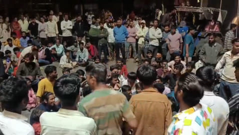 काली विसर्जन जुलूस में हंगामा, अंडा फेंके जाने से भड़की नाराज़गी