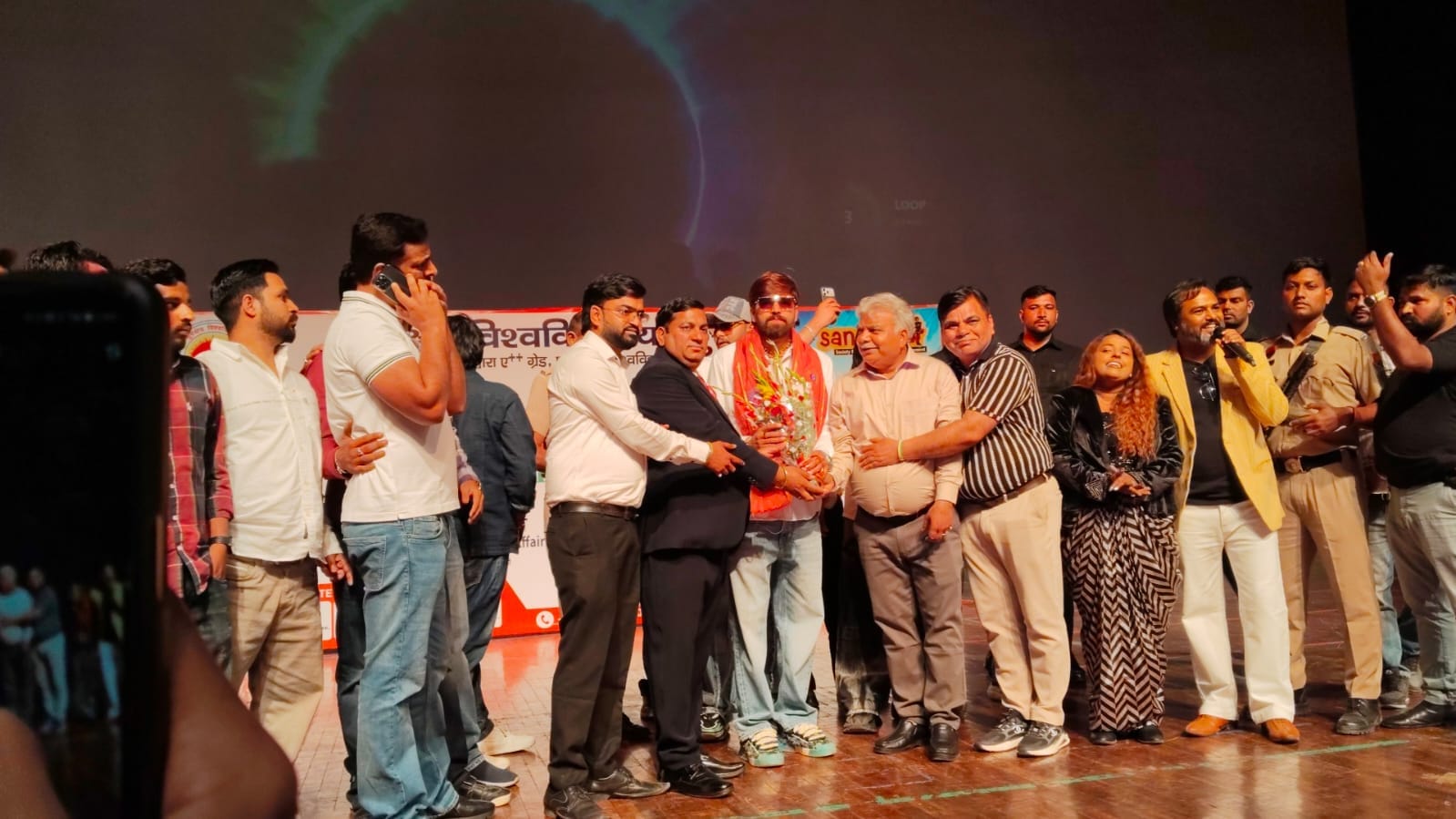 कुरुक्षेत्र। कुवि में हरियाणा फिल्म महोत्सव में पहुंचे अनुप जलौटा और मासूम शर्मा। स्वयं कुरुक्षेत्र। कुवि में हरियाणा फिल्म महोत्सव में पहुंचे अनुप जलौटा और मासूम शर्मा। स्वयं
