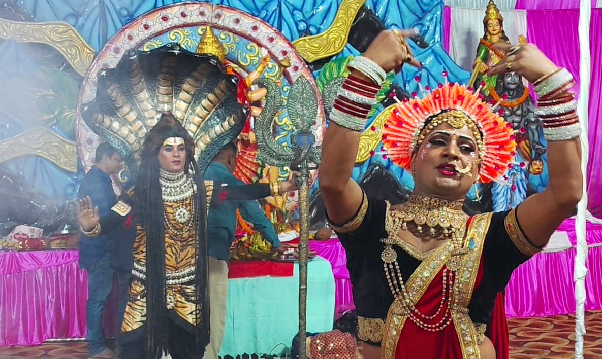 कुर्रिया कलां स्थित देवी मंदिर में दर्शन करने पहुंचे श्रद्धालु। संवाद