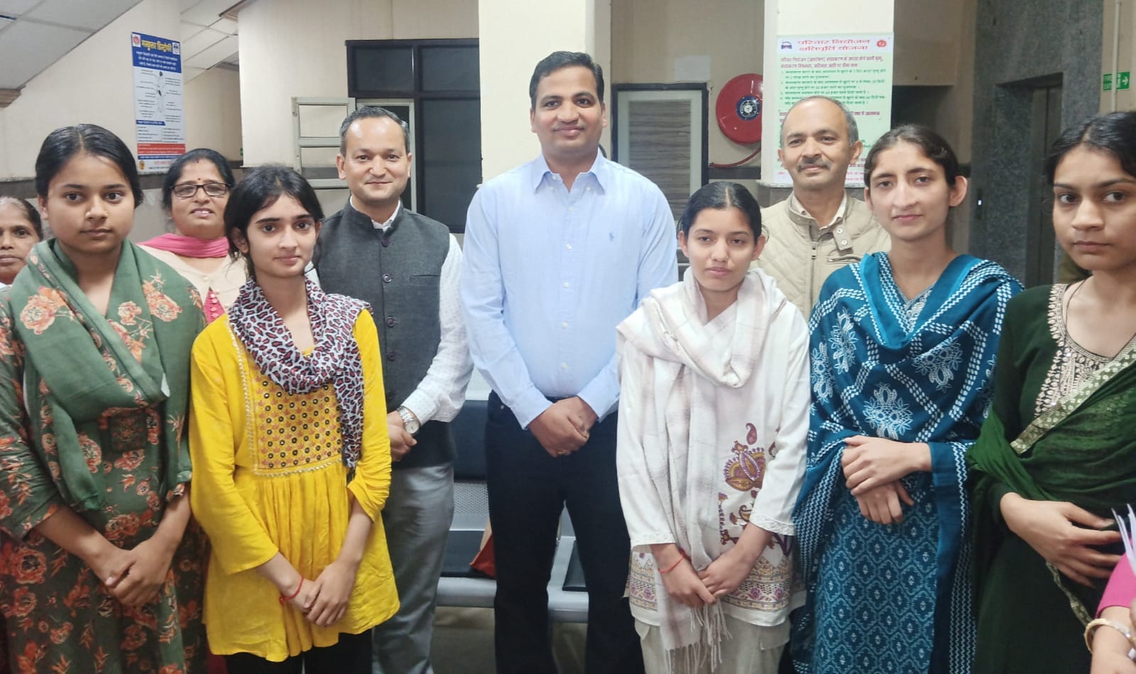 क्षेत्रीय अस्पताल बिलासपुर में एचपीवी टीकाकरण अभियान के तहत किशोरी को टीका लगाती चिकित्सक। स्रो