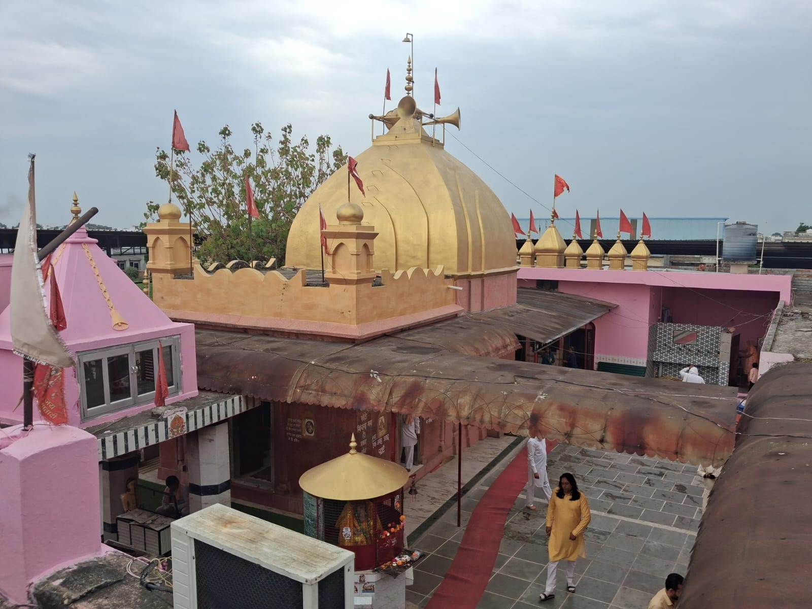 लाडवा। जानकारी देते मंदिर समिति सदस्य। संवाद