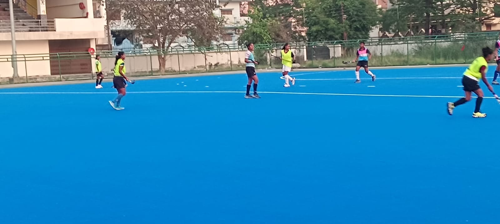 लालपुर स्टेडियम में उत्तर प्रदेश की महिला खिलाड़ी अभ्यास करती हुई। संवाद