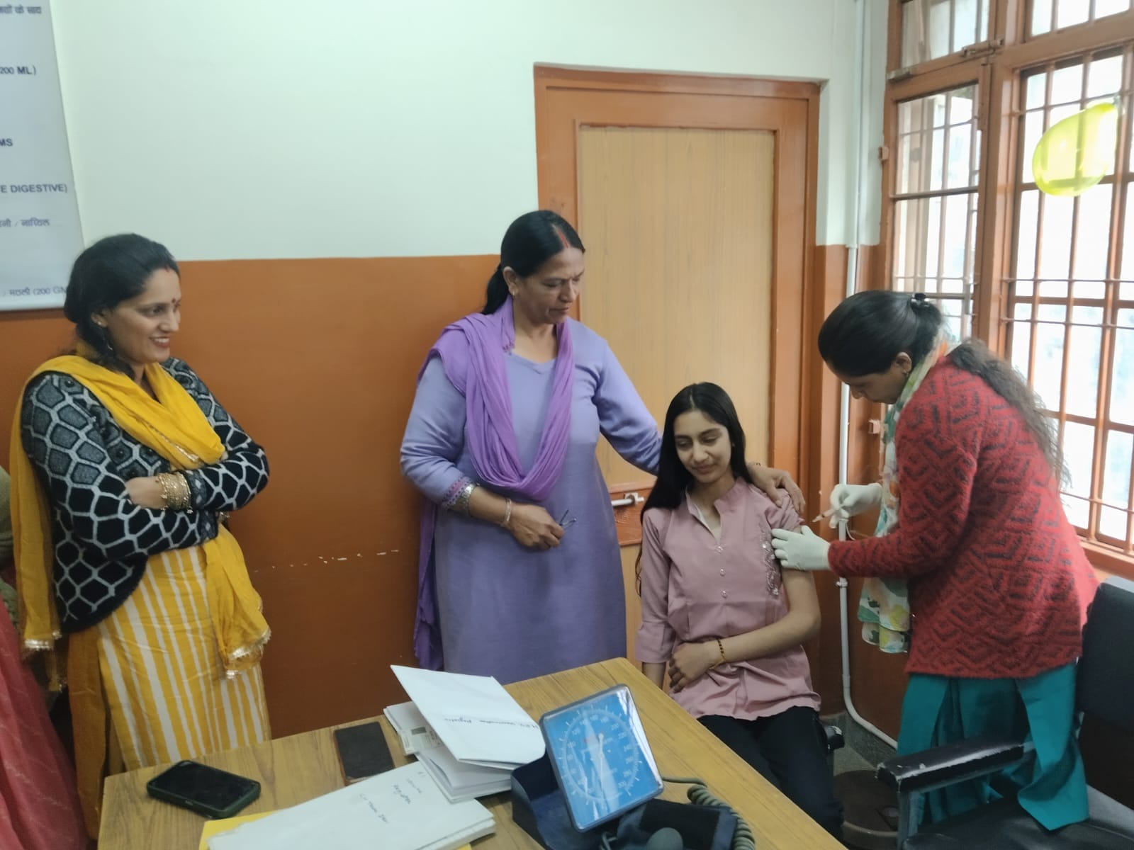 मेडिकल कॉलेज हमीरपुर में एचपीवी टीकाकरण के दौरान उपायुक्त गंधर्वा राठौड़ सहित अन्य अधिकारी। स्र