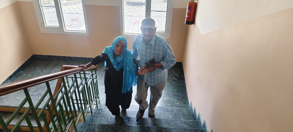 मिनी सचिवाालय बड़सर में लिफ्ट में बुजुर्गों, दिव्यांगों व गर्भवती महिलाओं के लिए लगाई गई सूचना।