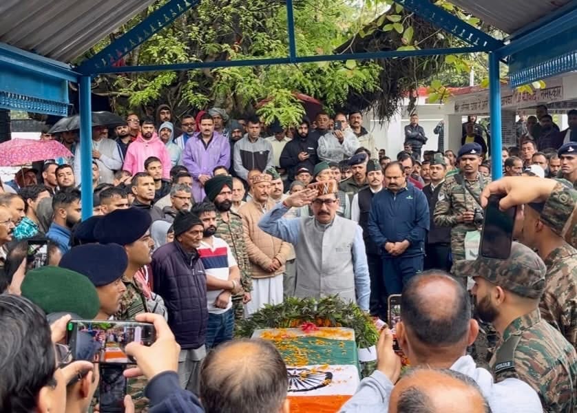 नौरा में लेफ्टिनेंट अनुपम मेहता का पार्थिव शरीर देखकर विलाप करतीं बेटियां और अन्य। -स्रोत : जा