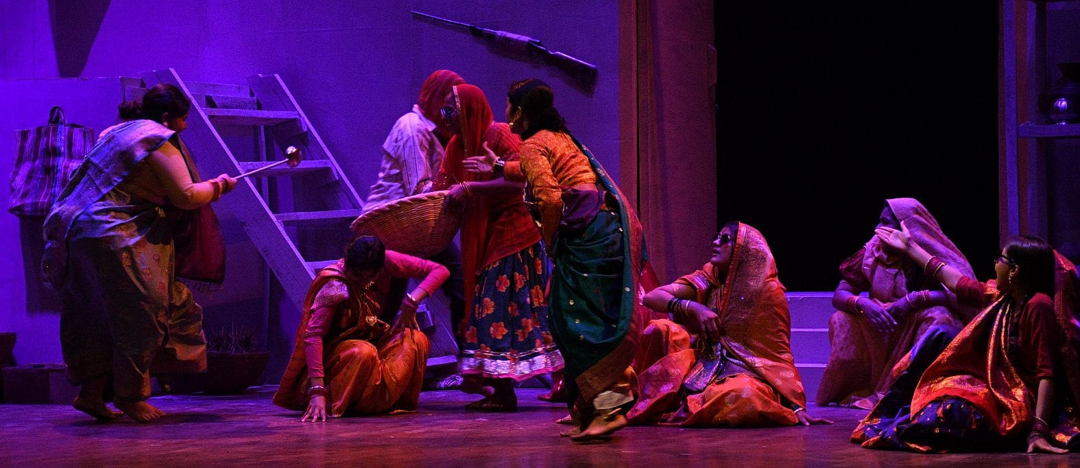 नाटक अगरबत्ती का मंचन किया गया।