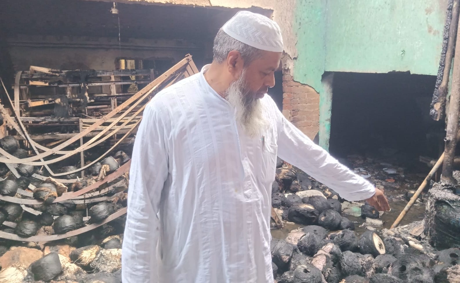 पिलखुवा के मोहल्ला कृष्णगंज नई आबादी स्थित एक फैक्टरी के अंदर आग लगने से जला सामान। संवाद