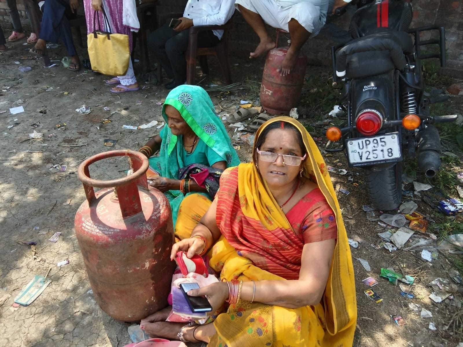 पुलिस के पहरे में लगी उपभोक्ताओं की लाइन। संवाद