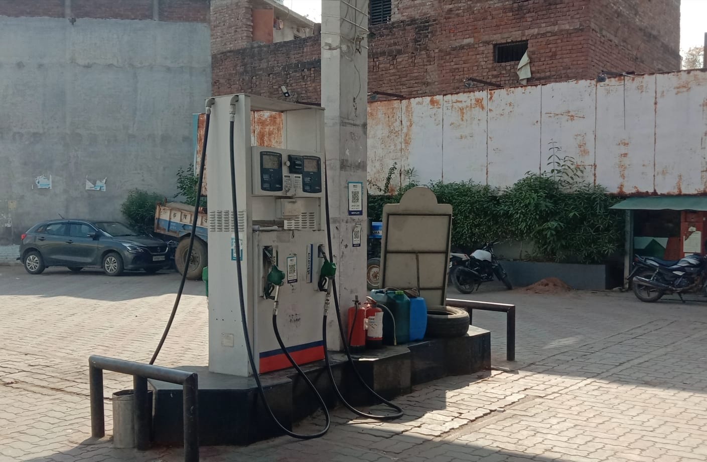 पेट्रोल के लिए खड़ा बाइक सवार। संवाद