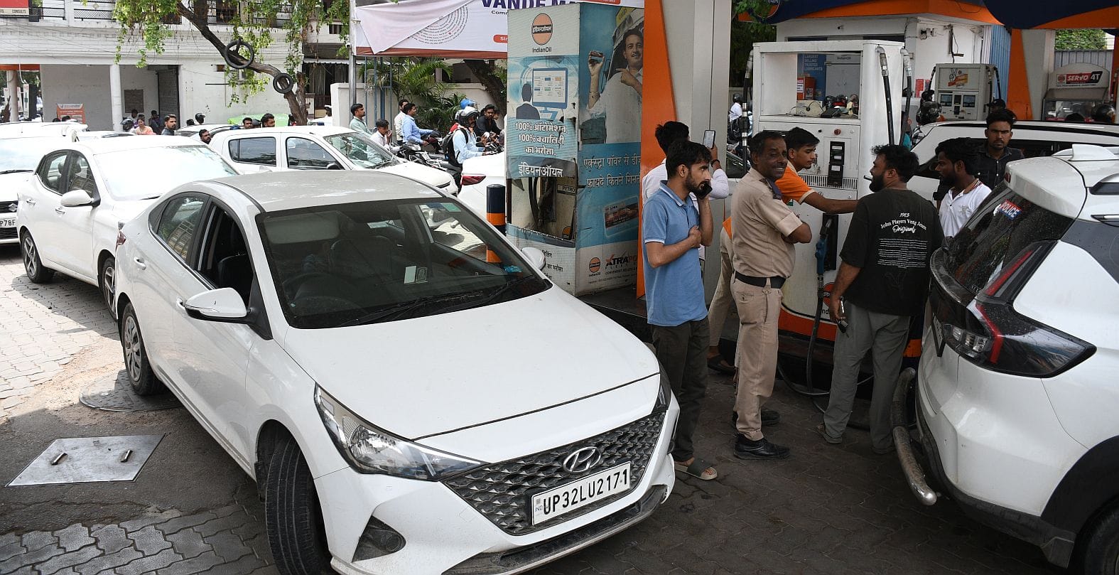 पेट्रोल पंपों पर लगी कतार।