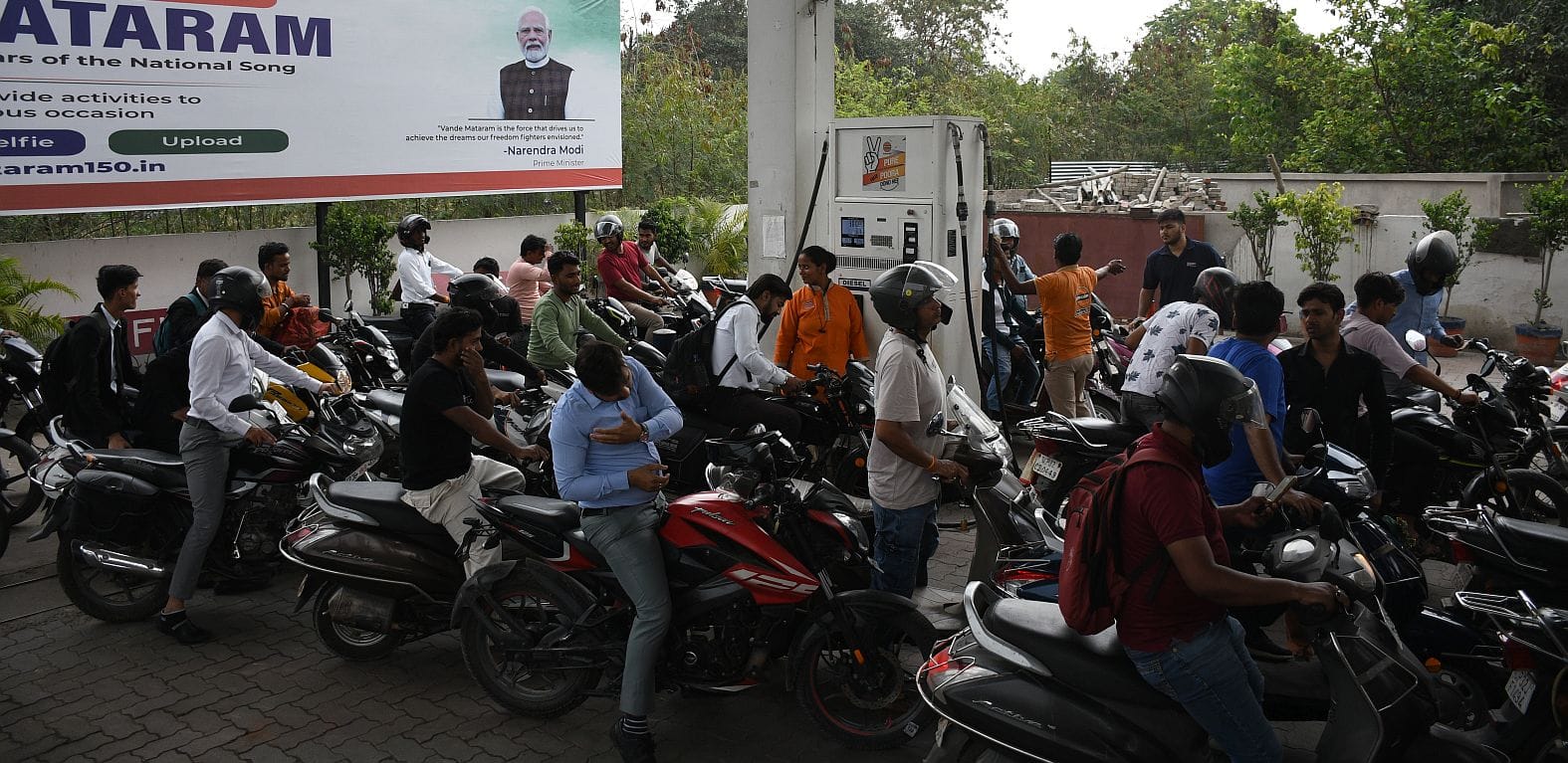 पेट्रोल पंपों पर लगी कतार।