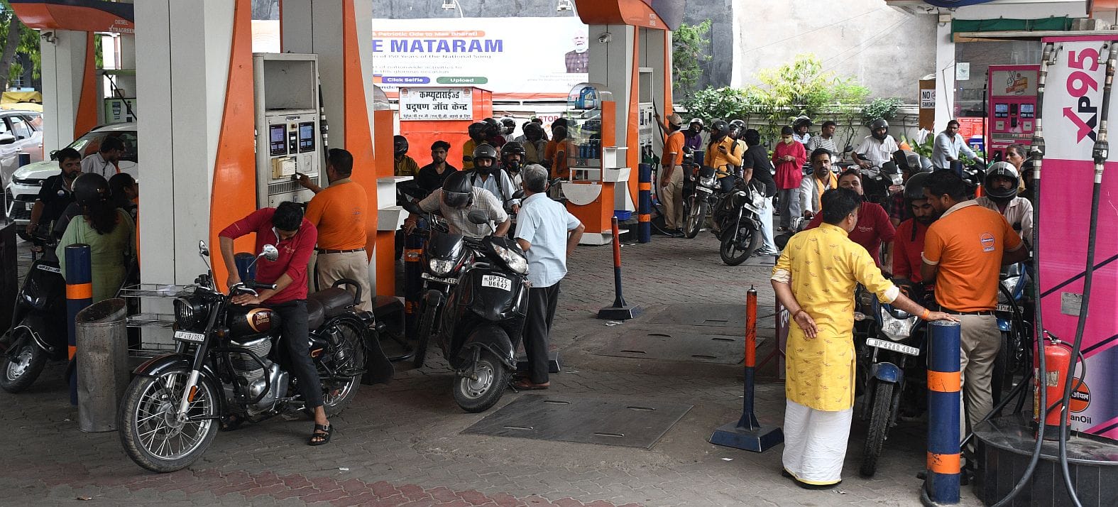 पेट्रोल पंपों पर लगी कतार।