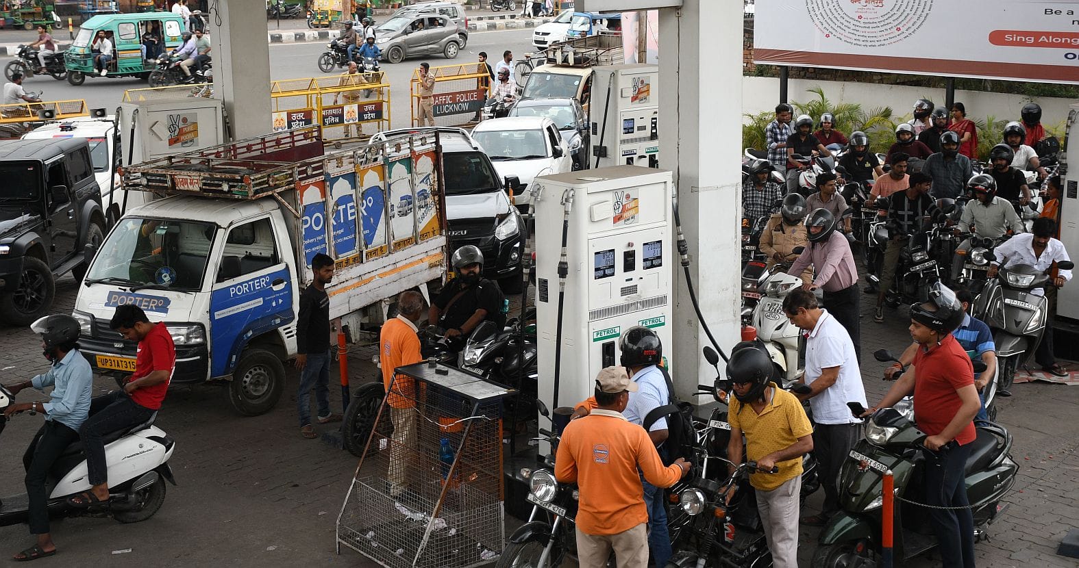 पेट्रोल पंपों पर लगी कतार।