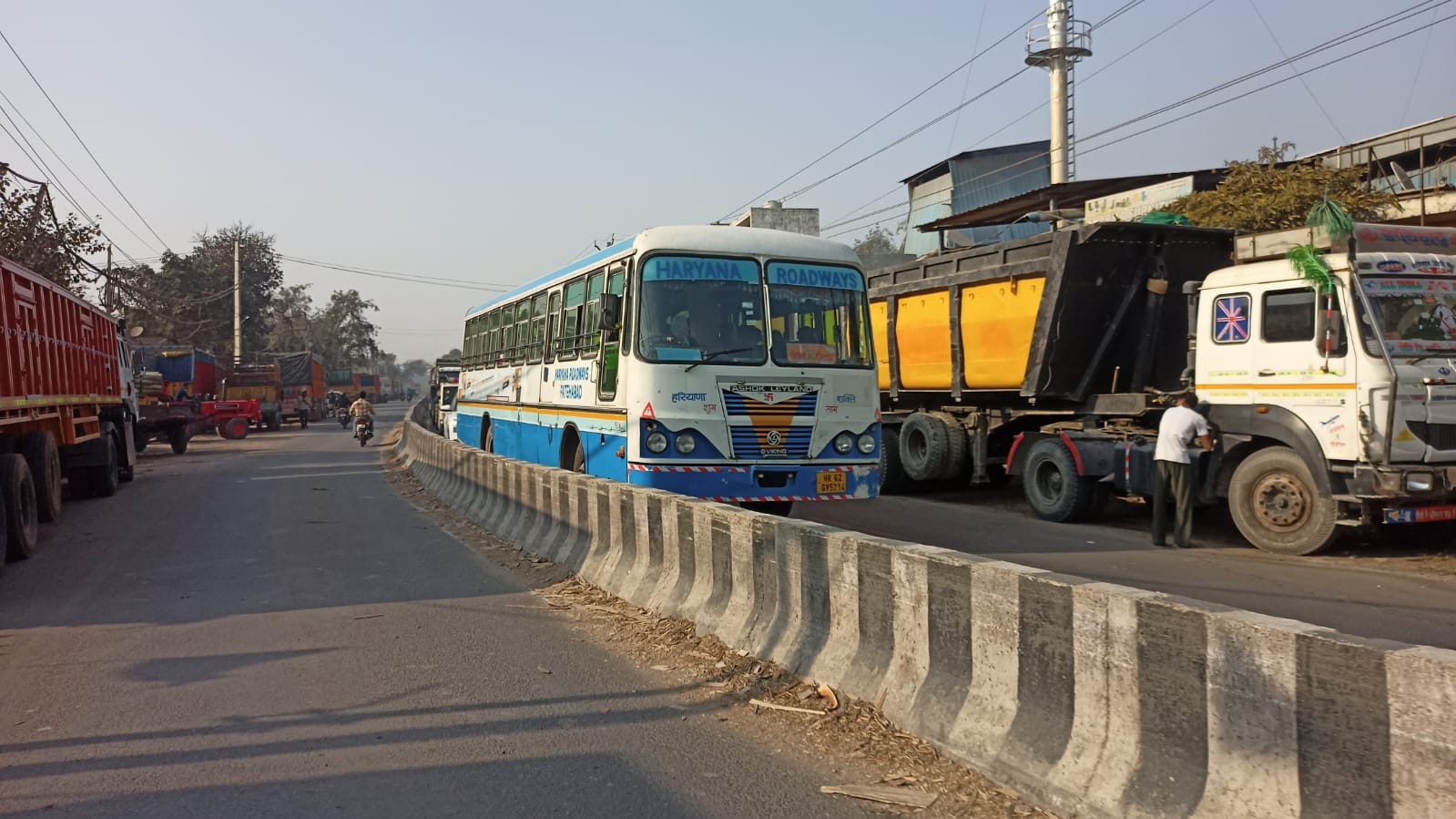 सहारनपुर मार्ग पर सड़क के दोनों और खड़े ट्रांसपोर्टरों के ट्रक। संवाद