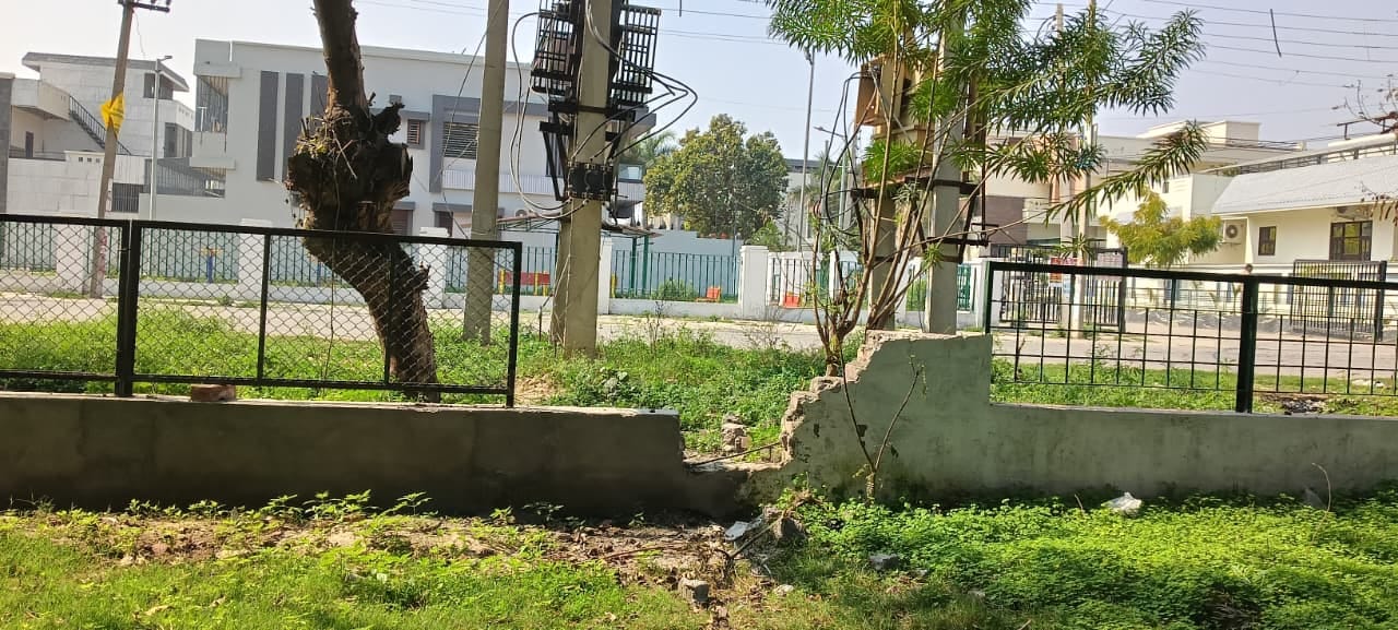 सेक्टर - 19 स्थित पार्क में टूटी हुई कुर्सी सेक्टर - 19 स्थित पार्क में टूटी हुई कुर्सी
