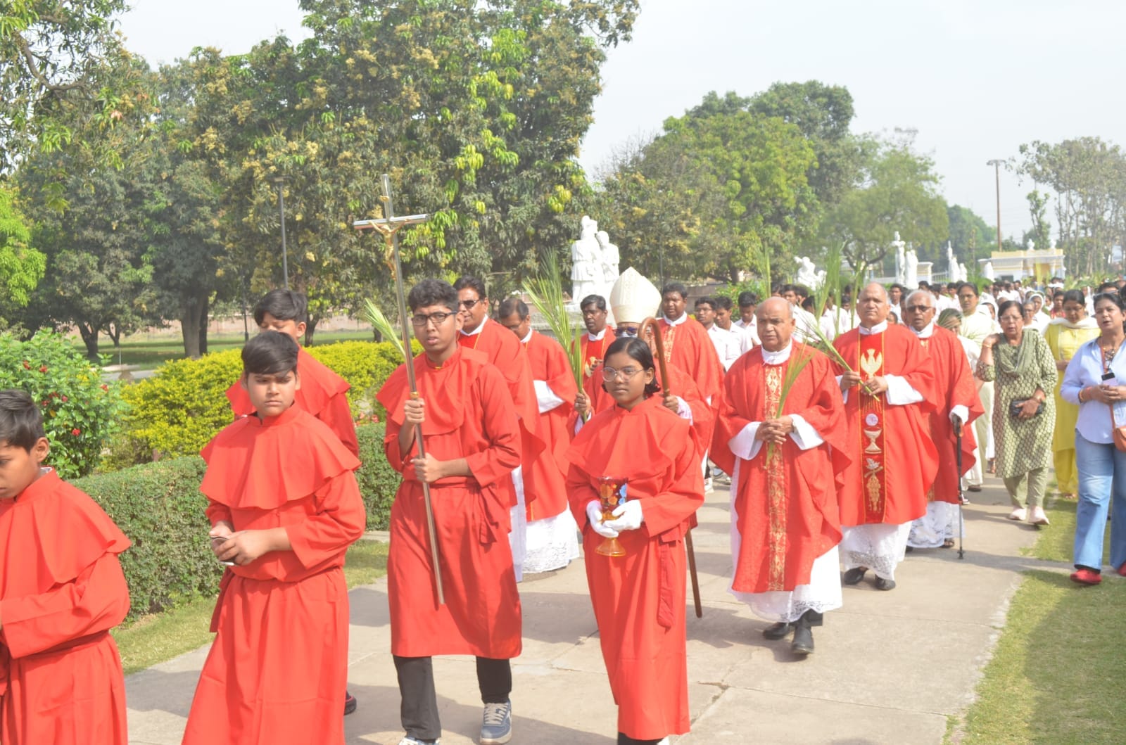सरधना। पुण्य सप्ताह के तहत रविवार को खजूर रविवार पर ऐतिहासिक रोमन कैथोलिक चर्च में प्रार्थना कर सरधना। पुण्य सप्ताह के तहत रविवार को खजूर रविवार पर ऐतिहासिक रोमन कैथोलिक चर्च में प्रार्थना कर