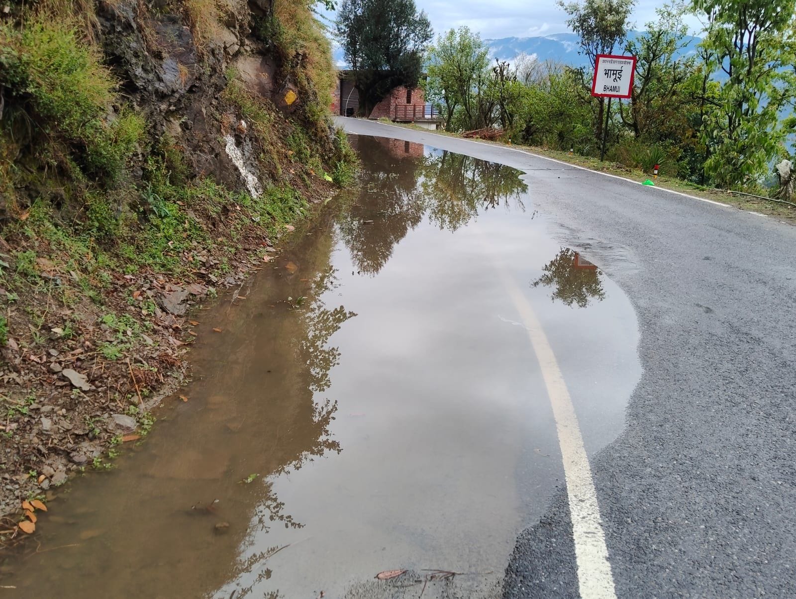सिढ़कुंड-हरिपुर मार्ग पर गड्ढों पर भरा पानी। संवाद।
