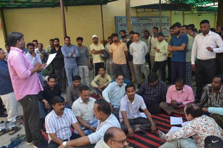 शामली के  मोहल्ला नोकुंआ  रोड के सामने कूड़े के ढ़ेर के पास से जाती युवतियां । संवाद