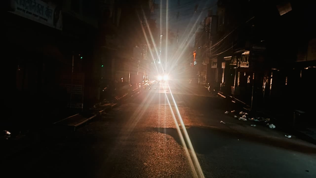 श्रीनगर काला रोड़ पर इस तरह से छाया अंधेरा ------ संवाद