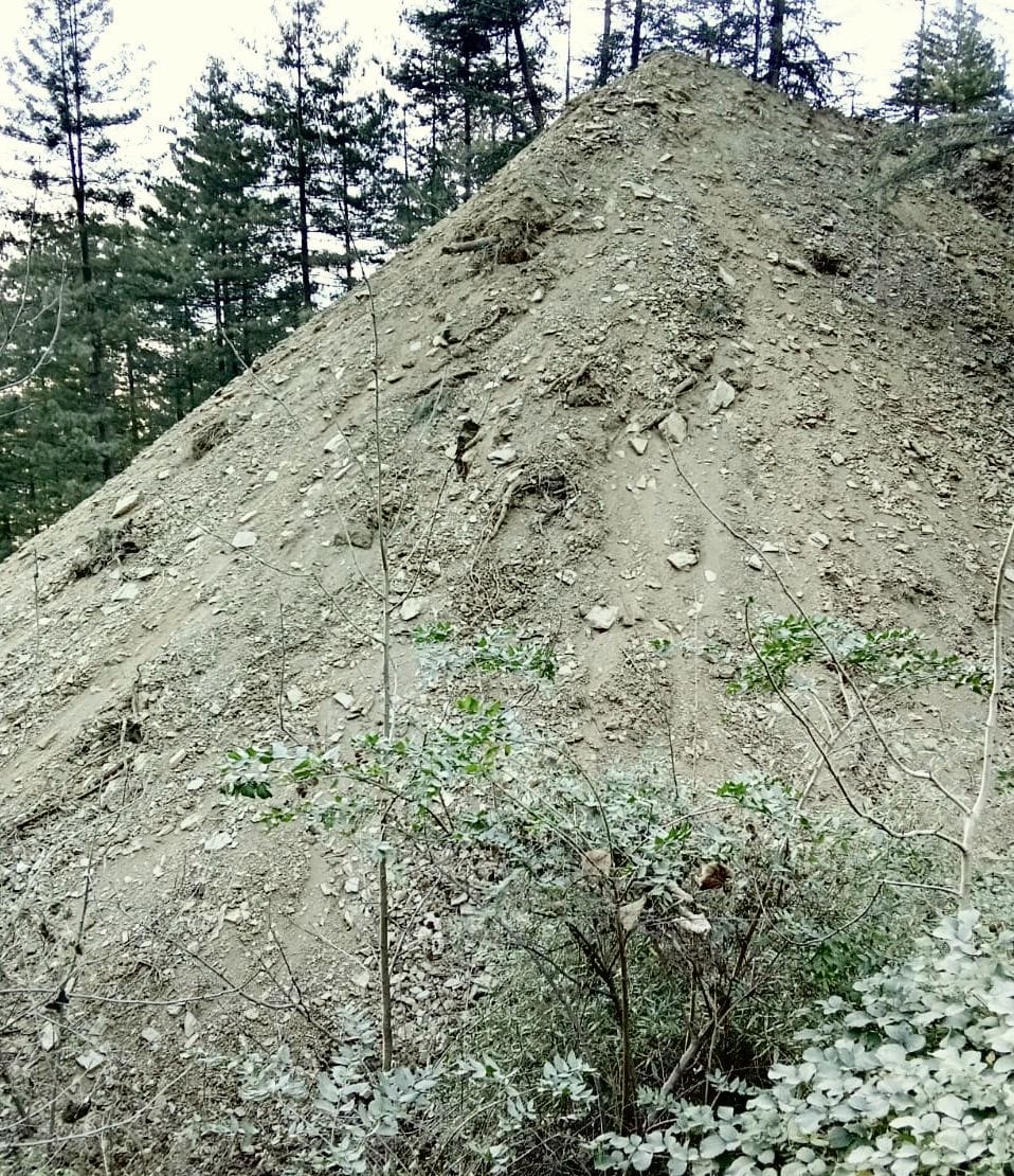 उपमंडल ठियोग में सड़क निर्माण को दौरान अवैध रूप से ठिकाने लगाया मलबा। संवाद  