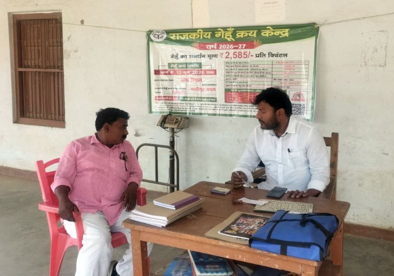 02. कुड़वार क्रय केंद्र पर जानकारी लेता किसान। -संवाद