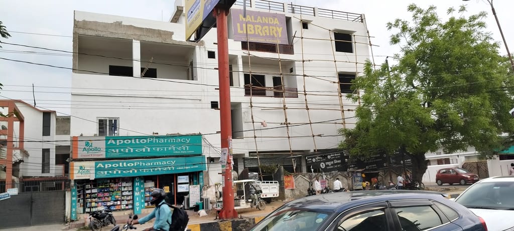अलीगंज में सड़क पर कब्जा। कहीं आवासीय मकान को बनाया जा रहा कॉमर्शियल। अलीगंज में सड़क पर कब्जा। कहीं आवासीय मकान को बनाया जा रहा कॉमर्शियल।