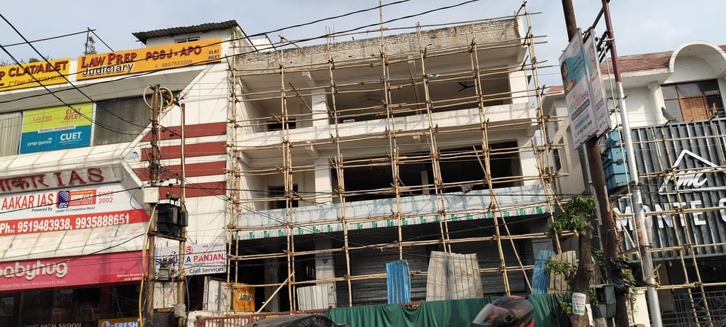 अलीगंज में सड़क पर कब्जा। कहीं आवासीय मकान को बनाया जा रहा कॉमर्शियल। अलीगंज में सड़क पर कब्जा। कहीं आवासीय मकान को बनाया जा रहा कॉमर्शियल।