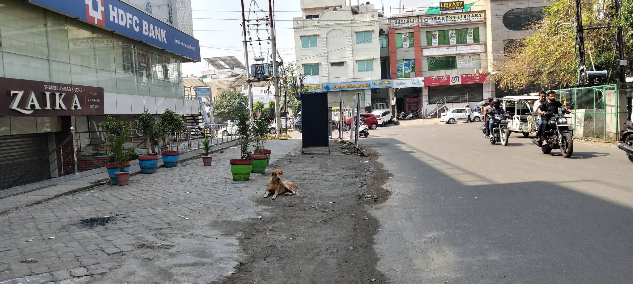 अलीगंज में सड़क पर कब्जा। कहीं आवासीय मकान को बनाया जा रहा कॉमर्शियल। अलीगंज में सड़क पर कब्जा। कहीं आवासीय मकान को बनाया जा रहा कॉमर्शियल।