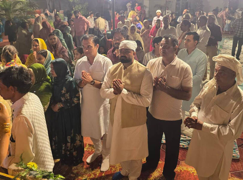 बाबैन। जालखेड़ी में मां भगवती की पूजा अर्चना करते रोहित शर्मा व अन्य लोग। संवाद बाबैन। जालखेड़ी में मां भगवती की पूजा अर्चना करते रोहित शर्मा व अन्य लोग। संवाद