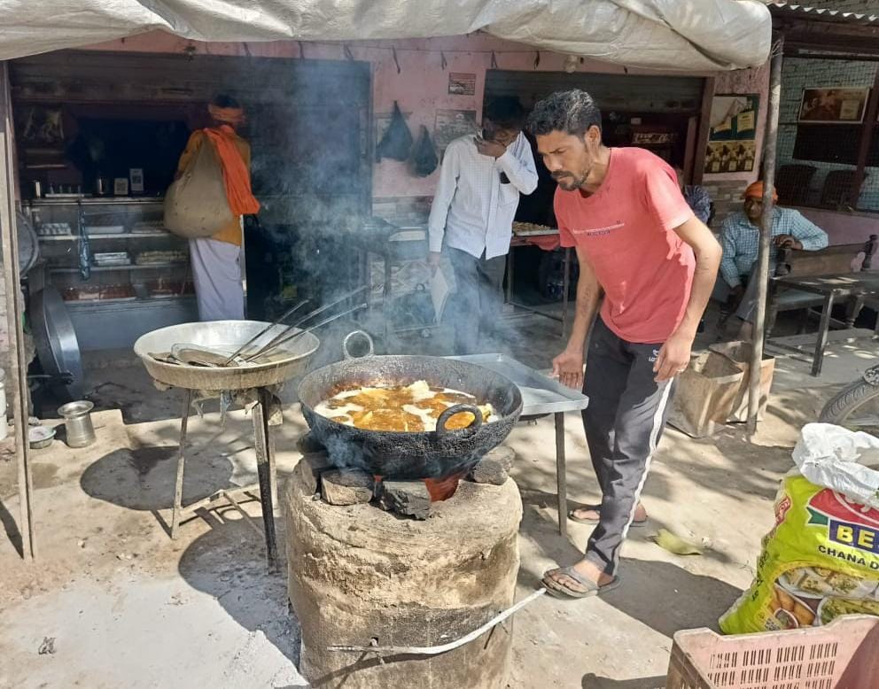 बिजनौर में दीप डेयरी पर डीजल की भट्टी पर काम करता कारीगार। संवाद