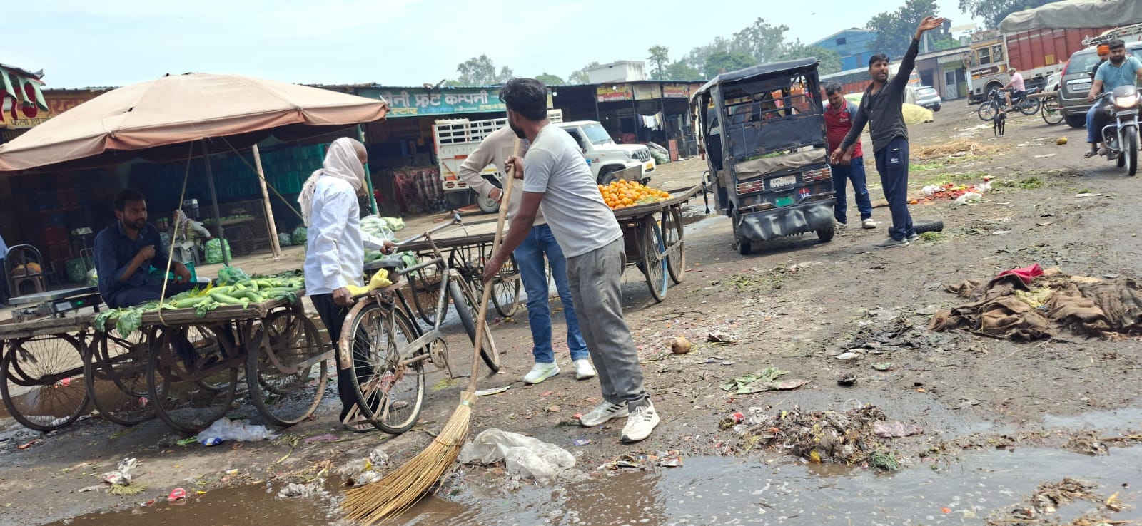 बारिश के साथ चली हवा से सरस्वतीनगर के खेत में गिरी गेहूं की फसल। संवाद बारिश के साथ चली हवा से सरस्वतीनगर के खेत में गिरी गेहूं की फसल। संवाद