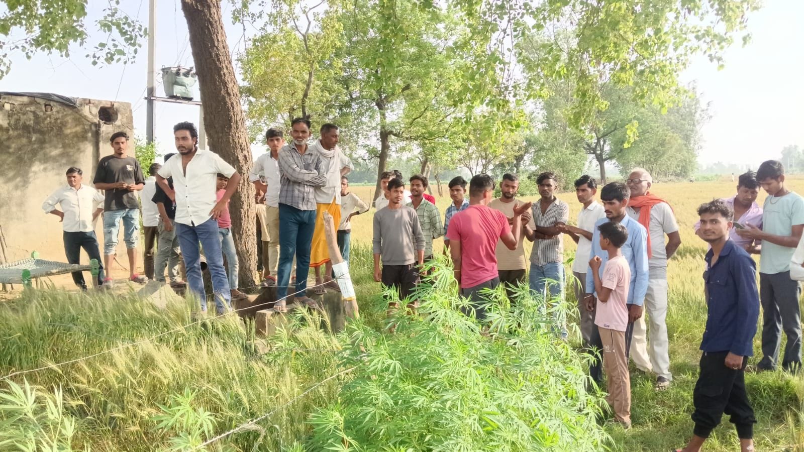 बिसौली अस्पताल में मृतक के परिजनों को ढांढस बंधाते लोग। संवाद