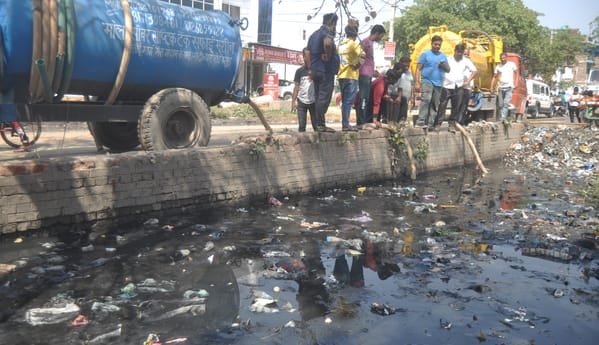 चंद्रलोक कालोनी के मुंख्य रास्ते पर भरा नाले का पानी। संवाद