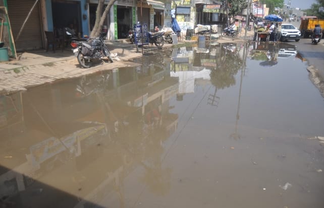 चंद्रलोक कालोनी के मुंख्य रास्ते पर भरा नाले का पानी। संवाद