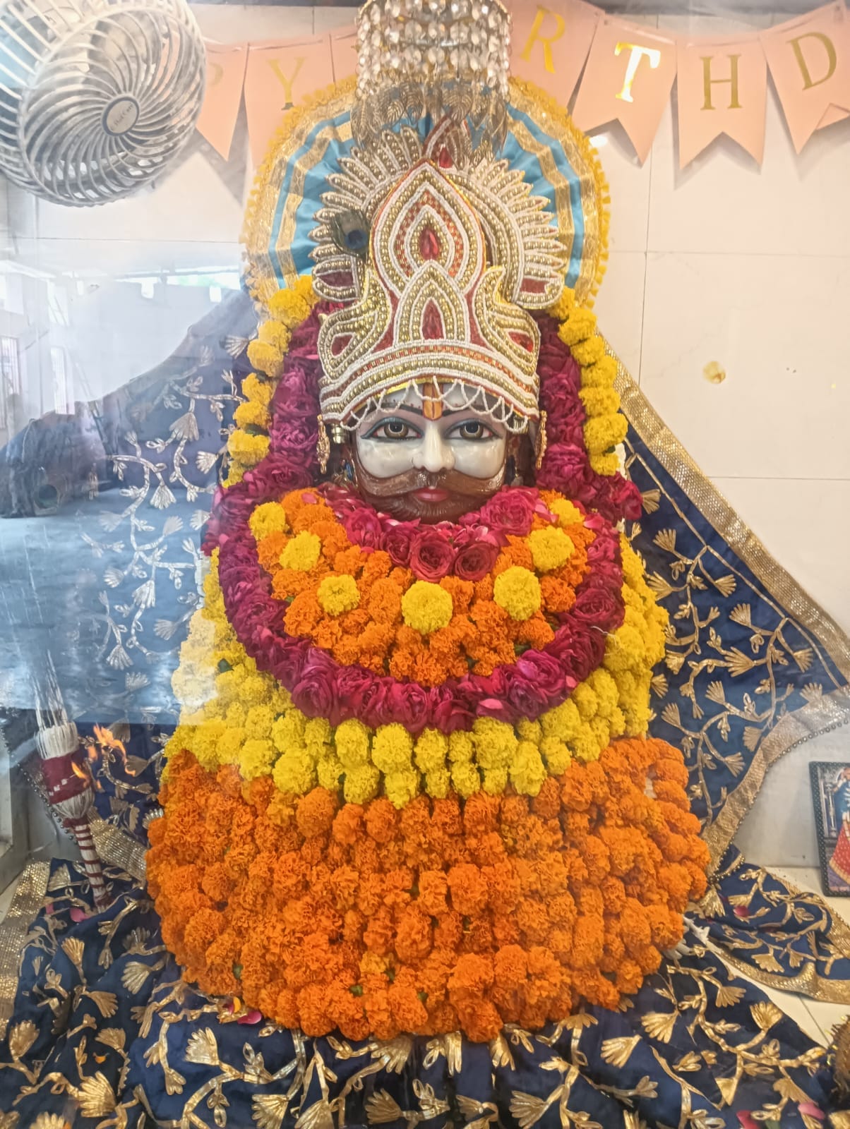 छावनी की बीसी बाजार में श्री खाटू श्याम जी व मां बगलामुखी स्थापना दिवस पर निशान यात्रा निकालते 