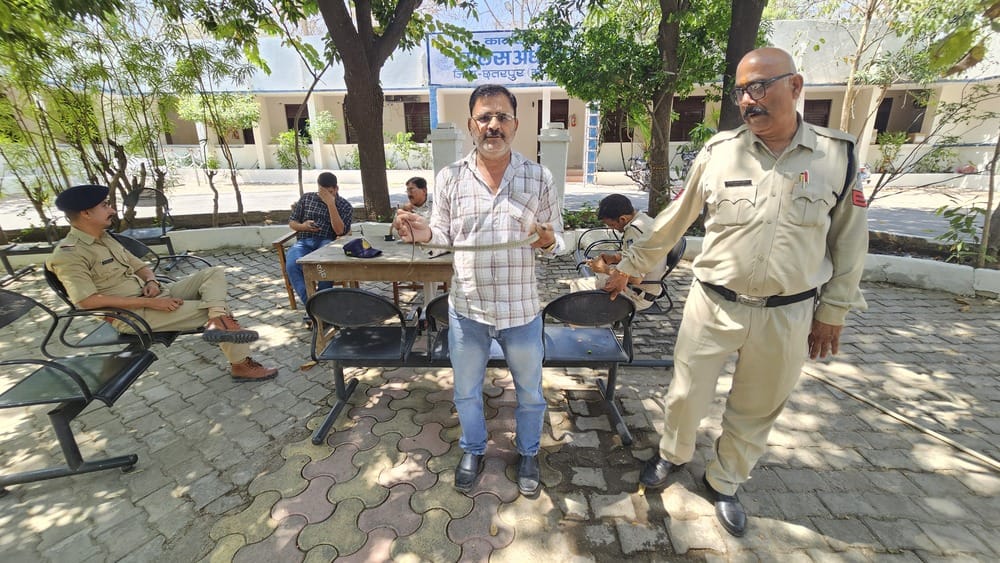 एसपी ऑफिस में घुसा ‘घोड़ा पछाड़’ सांप, प्रधान आरक्षक-ड्राइवर ने रिस्क लेकर किया रेस्क्यू। एसपी ऑफिस में घुसा ‘घोड़ा पछाड़’ सांप, प्रधान आरक्षक-ड्राइवर ने रिस्क लेकर किया रेस्क्यू।