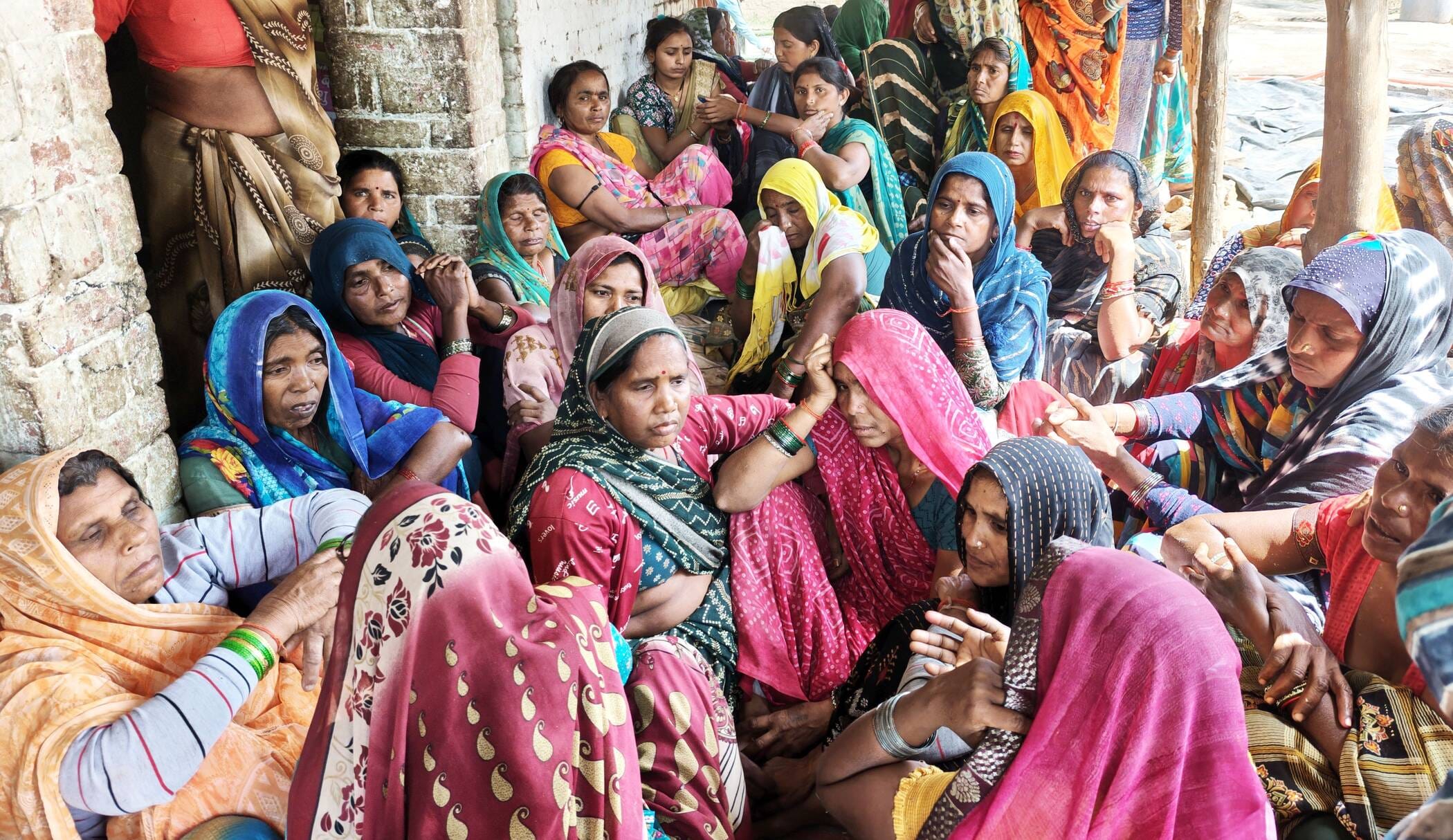 फोटो-20-शिवदेवी को ढांढस बंधाते पूर्व ब्लॉक प्रमुख कुश वर्मा। संवाद फोटो-20-शिवदेवी को ढांढस बंधाते पूर्व ब्लॉक प्रमुख कुश वर्मा। संवाद