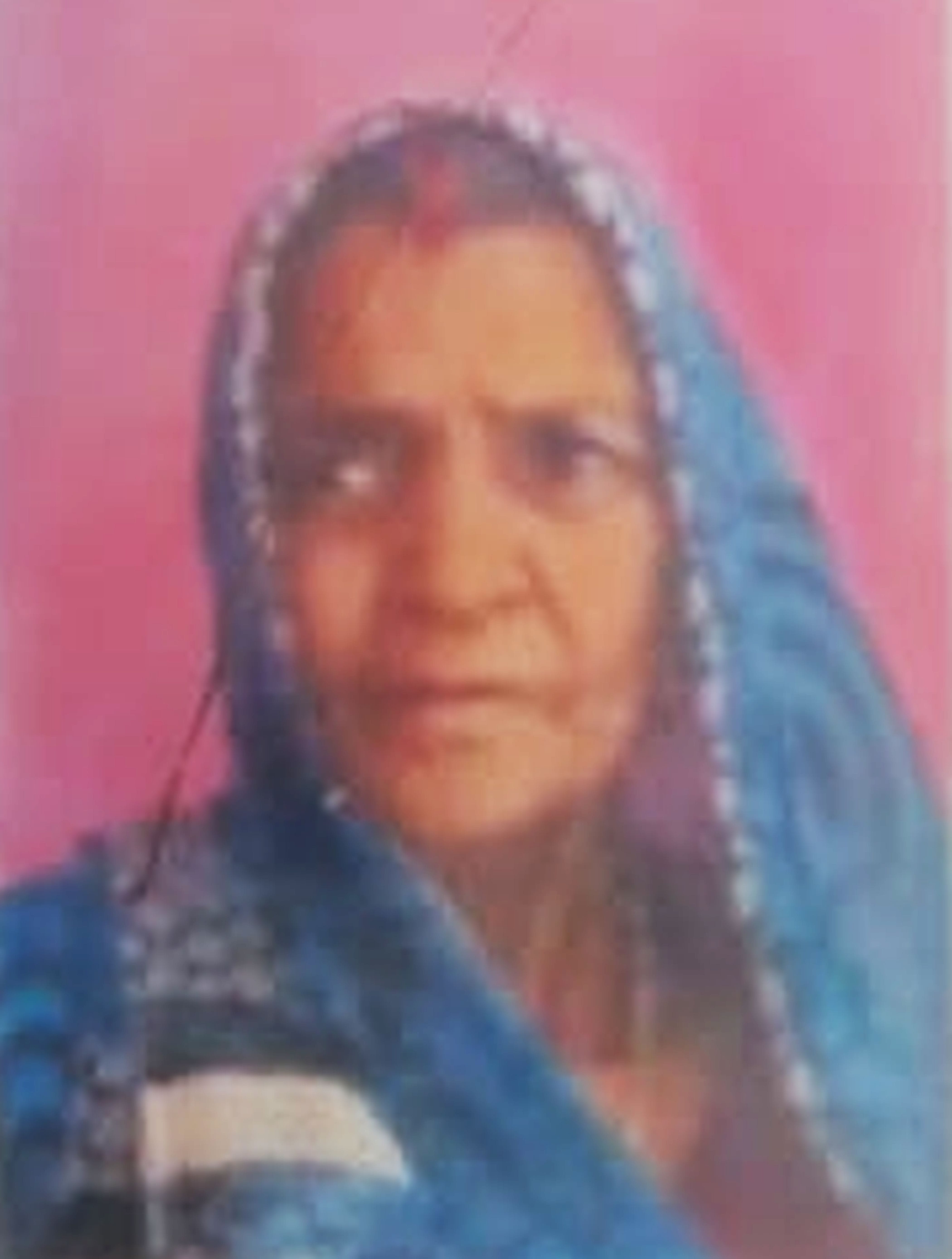 फोटो-20-शिवदेवी को ढांढस बंधाते पूर्व ब्लॉक प्रमुख कुश वर्मा। संवाद फोटो-20-शिवदेवी को ढांढस बंधाते पूर्व ब्लॉक प्रमुख कुश वर्मा। संवाद